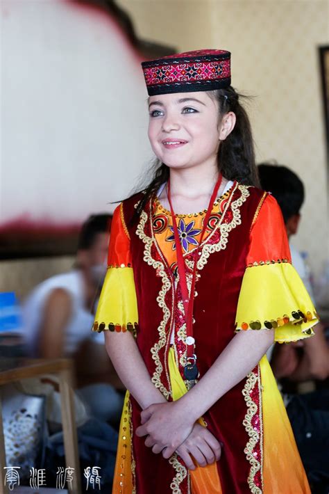 中国56个少数民族塔吉克族服装特点图片 - 霓裳资讯 - 昆明霓裳民族服装服饰有限公司