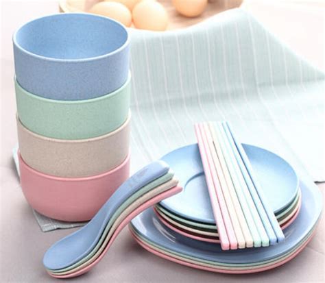 各种颜色的塑料餐具高清图片下载-正版图片600157911-摄图网