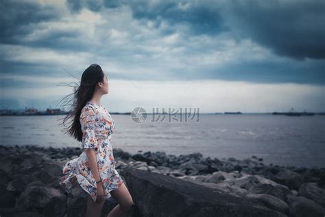 海滩甜美女生头像