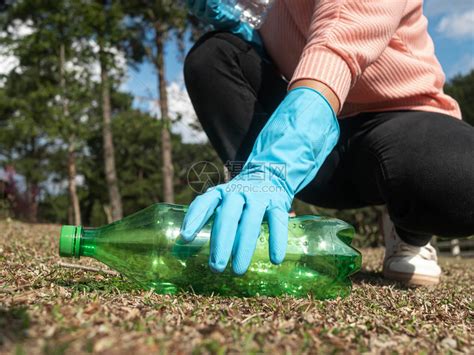 户外自然环境的身戴手套近亲志愿者从公园草地上捡起一个塑料瓶子以保护环境和阻止塑料污染的概念组织在公园中从草地上捡起一个塑料瓶高清图片下载-正版 ...