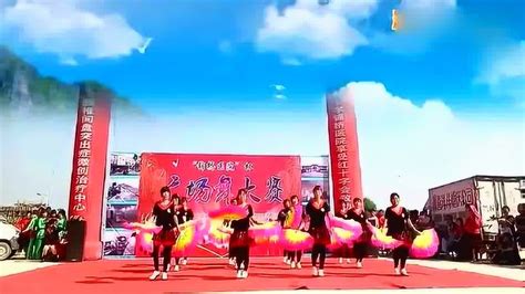一曲传统秧歌风格的广场扇子舞，打开音乐就能跟着扭起来的舞蹈_腾讯视频