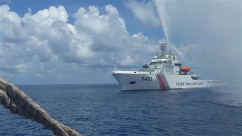 菲律宾欲强闯仁爱礁，中国海警船劝离无效，直接“开水炮”驱离_【快资讯】
