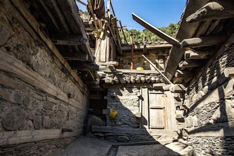 Традиционный деревянный дом калаш в долине калаш в пакистане | Премиум Фото