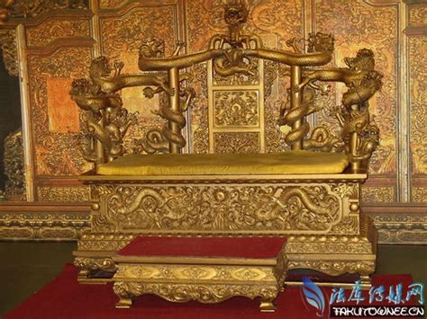 故宫中的龙椅为什么不能坐？古代皇帝的龙椅是用什么材料制成的？_法库传媒网