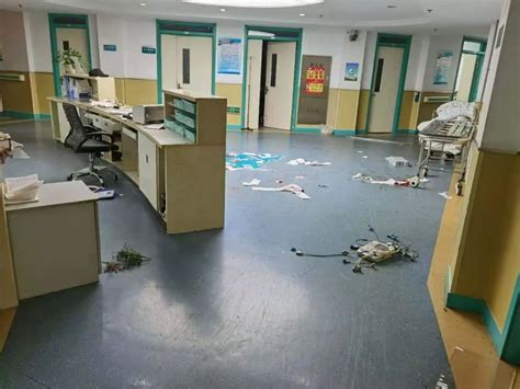 凌晨，大连一医院护士站被打砸，医生被打…