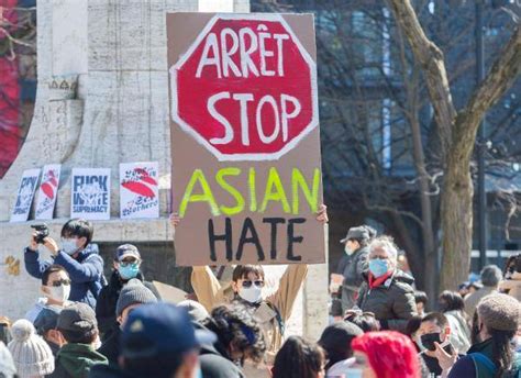 美国“停止仇恨亚裔”的抗议中，一张牌子上写着这位华裔的名字_集会