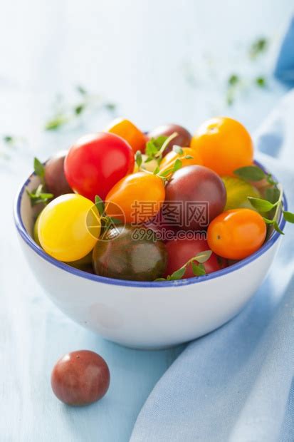 木制背景上的彩色西红柿高清图片下载-正版图片503302099-摄图网