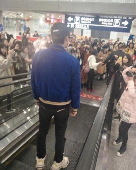 刘宇宁机场直播粉丝接机，结果把跟拍的记者也拍进去了