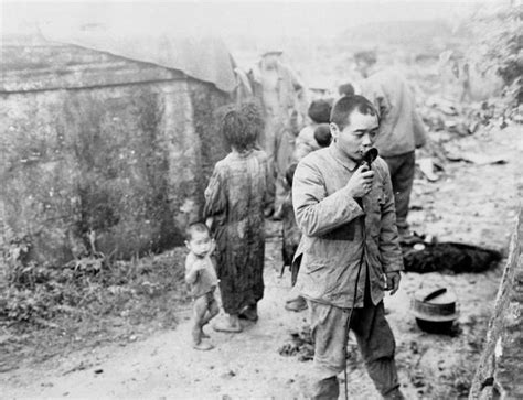 老照片：抓日本战俘是个危险活，琉球岛的美军是怎样做的？_凡人摸史_新浪博客