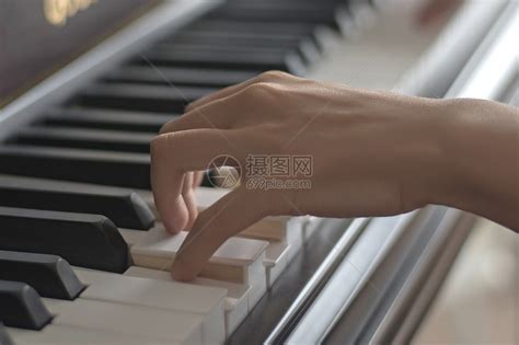 弹钢琴图片、弹钢琴图片大全
