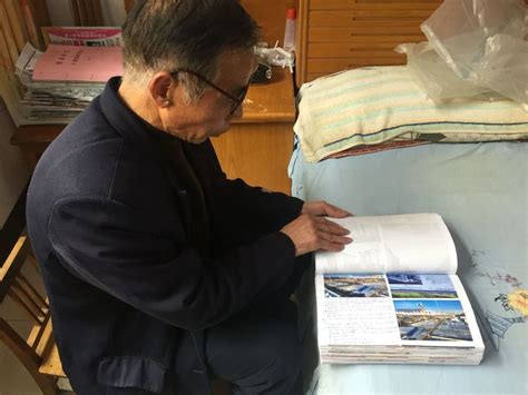 七旬老人坚持手绘、手写二十年 自制二十五本图册见证西安变迁_深圳新闻网
