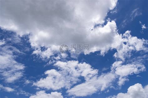 美丽蓬松的白色积云飘过蓝色的夏日天空高清图片下载-正版图片504145465-摄图网