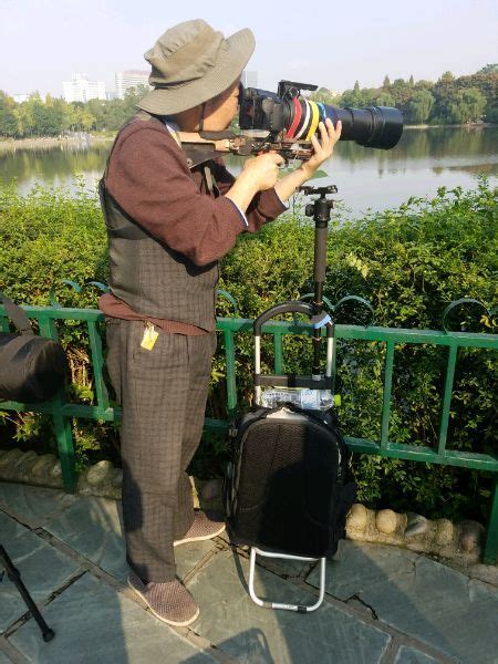 拍照的老摄影师高清图片下载_红动中国