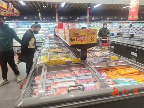 居民欢送“逆行英雄” 消费者有序进超市购物 22家企业陆续复工复产 巴彦兴隆镇重启