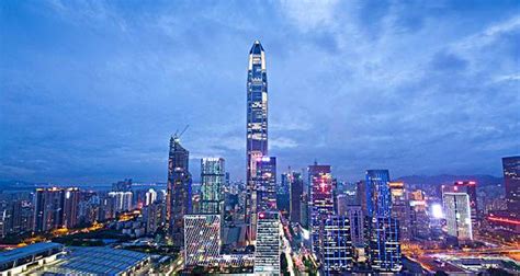 深圳平安信用卡大厦项目首节钢柱吊装