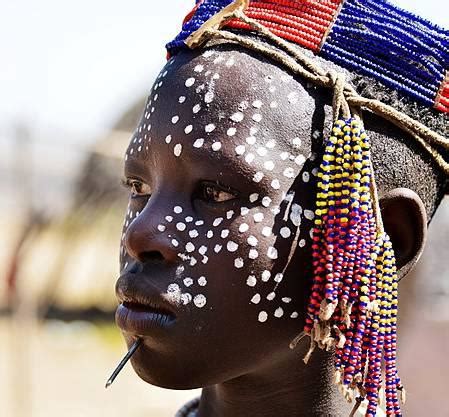 摄影师记录肯尼亚部落女性“割礼”惨痛遭遇_频道_凤凰网