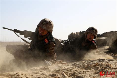 新疆军区某部：沙地战术训练塑新兵血性_新闻中心_中国网