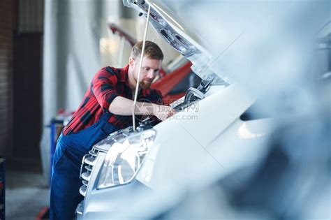 汽车修理服务中心青年专业修车业硕士高清图片下载-正版图片506064343-摄图网