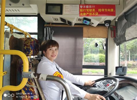 新余公交驾驶员李小英荣获全国“最美公交司机”和“江西省劳动模范”荣誉称号-公司新闻-江西长运股份有限公司