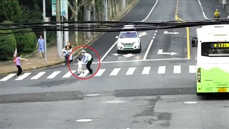 幼童“撒欢”跑向马路中间，北京民警飞奔救回_凤凰网视频_凤凰网