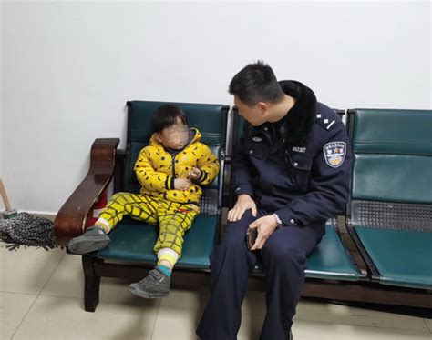 民警抱着五岁萌娃找妈妈-青岛西海岸新闻网