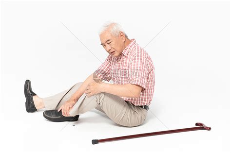 生病的老人因在家中绊倒而倒在地板上高清摄影大图-千库网