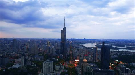 南京紫峰大厦背后的故事：中国人投资建设，却由美国人设计 - 知乎