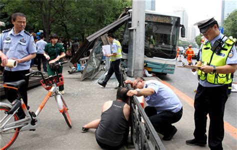 高邮一轿车撞人致2死7伤，司机已被抓获_凤凰网资讯_凤凰网