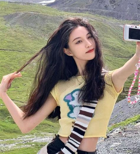 温柔俏皮卷发女生头像