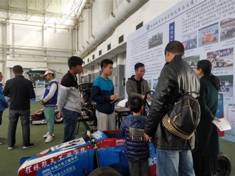 航V车队参加桂林第八届节能减排新产品新技术（新能源汽车）展示会暨第三节绿色低碳产业博览会-汽车工程学院