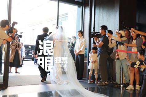 小S晒出在林志玲婚礼派对上的合照，配文：“志玲，要永远幸福哦
