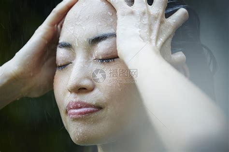 忧郁女性在雨中淋雨高清图片下载-正版图片502121996-摄图网