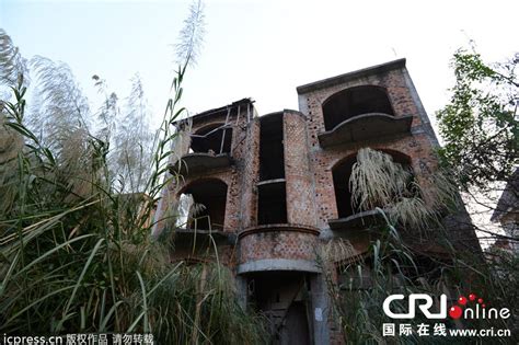 郑州最大的烂尾别墅群开始拆除 现场一片废墟__凤凰网