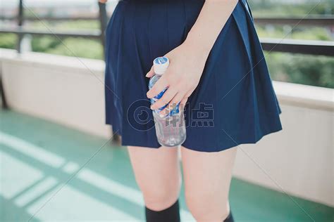 甜美女生头像手拿饮料