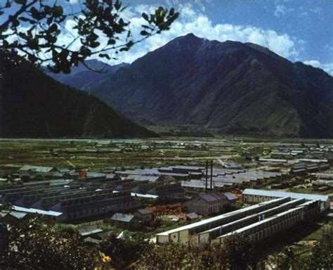 林芝毛纺厂就是西藏工业建设的缩影，已成为西藏工业的骨干力量。图为林芝毛纺厂外景。
