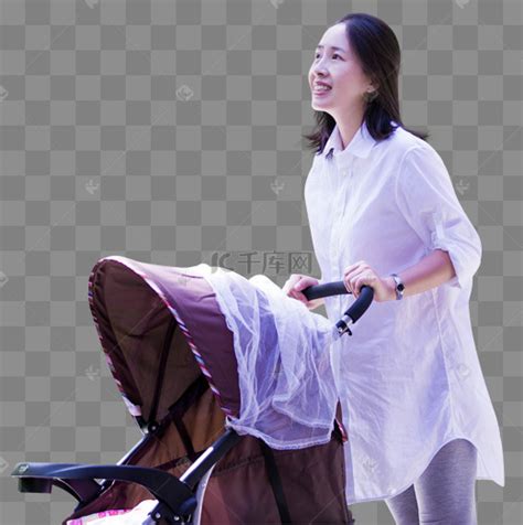 熊黛林推婴儿车图片高清