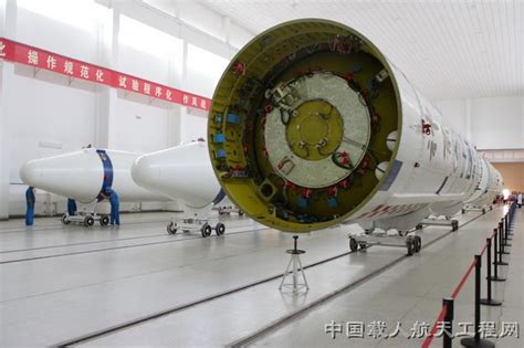 2008年8月5日神舟七号火箭专列在酒泉卫星发射中心吊装卸车_中国载人航天官方网站