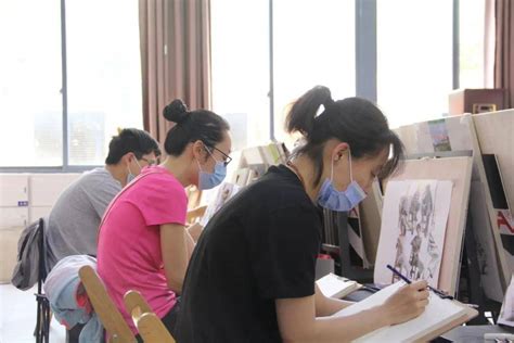 美术老师在艺术课上帮助学生画高清图片下载-正版图片503213739-摄图网