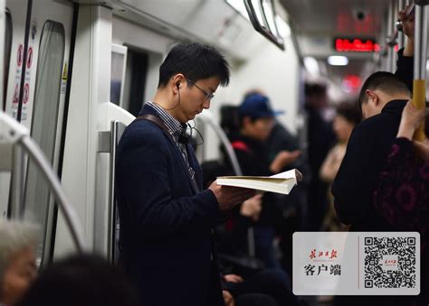 人民网聚焦武汉地铁读书节，邀20名粉丝“尝鲜”阅读主题车厢 ...