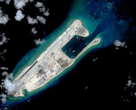菲律宾总统阿基诺三世6月5日声称，“中国扩大在南海的活动范围，在南薰礁和华阳礁海域发现一些中国船只可能在进行填海辟地工程”。