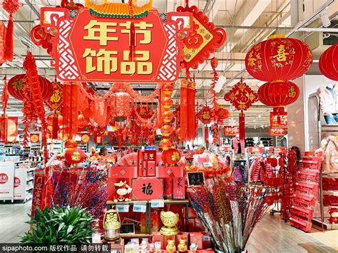 北京超市商场商品充足，牛年饰品琳琅满目