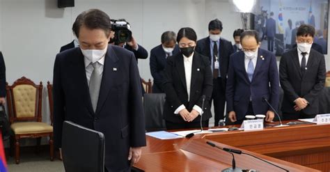 3月16日，韩国总统尹锡悦访问日本时，对着日本国旗鞠躬……|日本|鞠躬|尹锡悦_新浪新闻