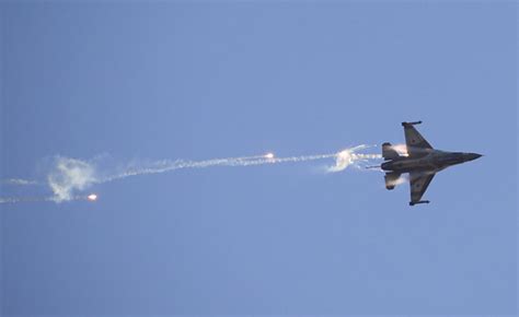 以色列空袭叙利亚首都大马士革，叙防空系统将大部分导弹拦截_凤凰网