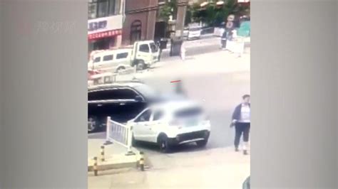暖心时刻！深圳一女子被压车底，路过公交司机带领乘客抬车救人_腾讯视频
