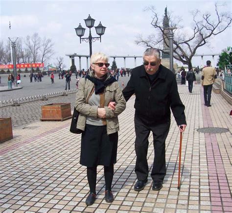 俄罗斯老人到中国养老：1000元人民币就能应付一切__财经头条