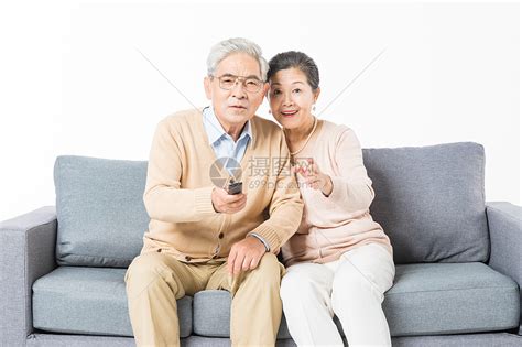 沙发上老年夫妻看电视高清图片下载-正版图片501049485-摄图网
