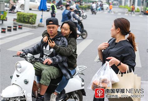 时尚的青年男人驾车接购物的女友高清摄影大图-千库网
