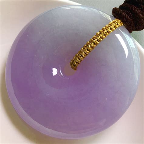 如何鉴定紫色翡翠是否染色 三个方法不能错过 - 冰种玻璃种翡翠手镯挂件A货_翡翠原石种水等级划分鉴定价格多少钱，国翠世家珠宝