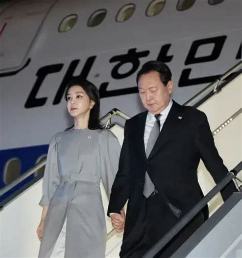 韩国总统夫人又被喷？走红毯抢老公风头，拍照风格模仿女明星 - kin热点