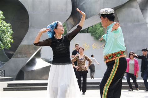 【高清图】公园里的新疆舞-中关村在线摄影论坛